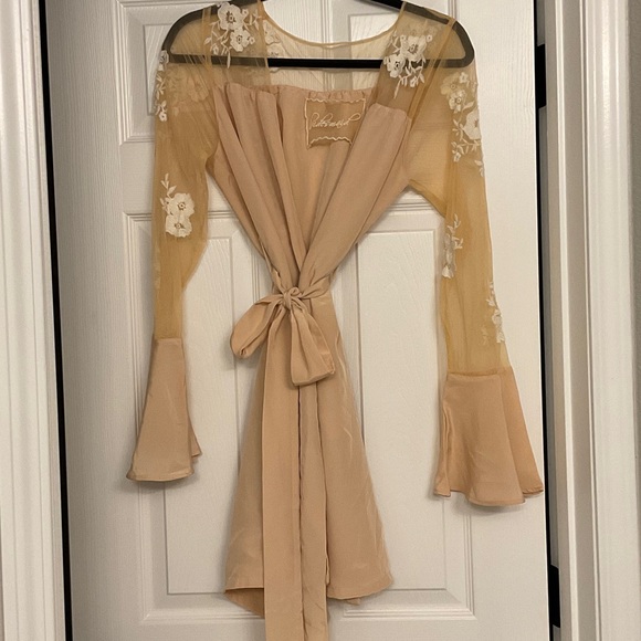 Chic Beige Lace Robe - Picture 1 of 5